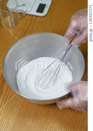 お菓子作りイメージ｜泡だて器・ホイッパーで米粉を混ぜる 136387371