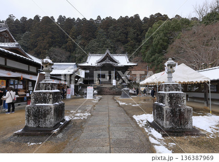 四国遍路の番外霊場。四国別格二十霊場第十五番札所「箸蔵寺」雪の護摩殿と納経所 四国遍路の番外霊場。四国別格二十霊場第十五番札所「箸蔵寺」雪の護摩殿と納経所 136387969