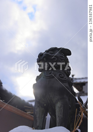 四国遍路の番外霊場。四国別格二十霊場第十五番札所「箸蔵寺」護摩殿前の狛犬 四国遍路の番外霊場。四国別格二十霊場第十五番札所「箸蔵寺」護摩殿前の狛犬 136387981