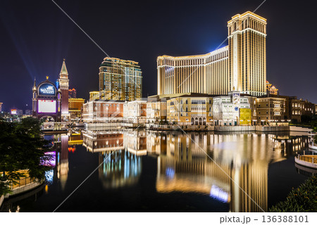 Night view of Venetian buildings in Cotai, Macau, with beautiful reflections of the majestic buildings in the water, owned by the American Las Vegas Sands company. 136388101