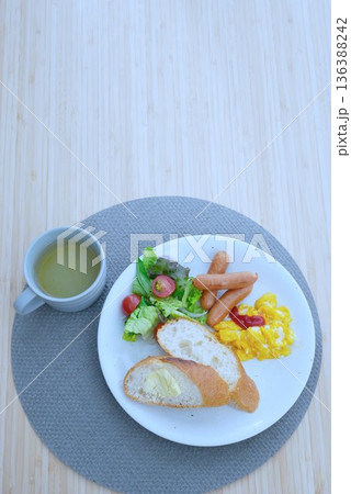 朝食にぴったりモーニングプレート　余白あり 136388242