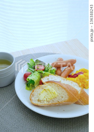 朝食にぴったりモーニングプレート　背景にカーテン 136388243