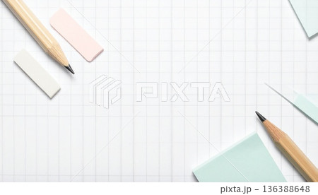 清潔な白い方眼紙のテクスチャ 136388648