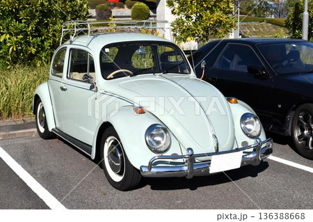 白い古い自動車 136388668