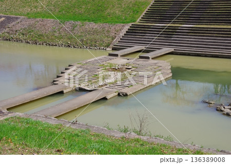 兵庫県加東市　千鳥川に架かる潜水橋 136389008