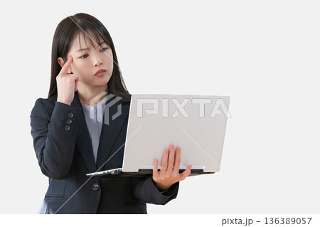 パソコンとスマホと若い女性 136389057