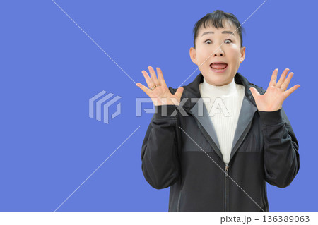 パソコンとスマホと若い女性 136389063