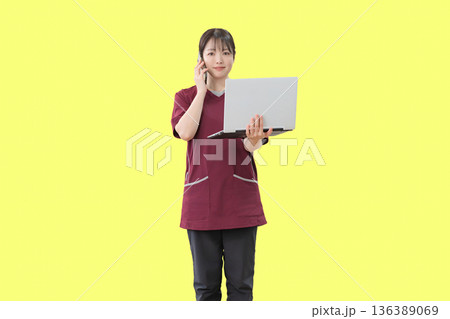 パソコンとスマホと若い女性 パソコンとスマホと若い女性 136389069