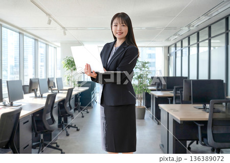 パソコンとスマホと若い女性 136389072