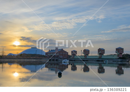 朝陽を浴びる山口市・阿知須の井関川水門と水面の反射 朝陽を浴びる山口市・阿知須の井関川水門と水面の反射 136389221