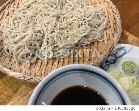 ざるそば、ざる蕎麦、そば粉、冷たい蕎麦のイメージ ざるそば、ざる蕎麦、そば粉、冷たい蕎麦のイメージ 136389320
