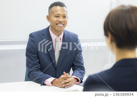 会議するビジネスマン 会議するビジネスマン 136389934