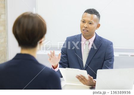 会議するビジネスマン 136389936