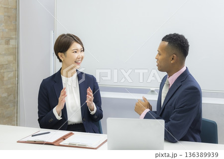 会議するビジネスマン 136389939
