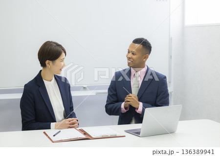 会議するビジネスマン 136389941