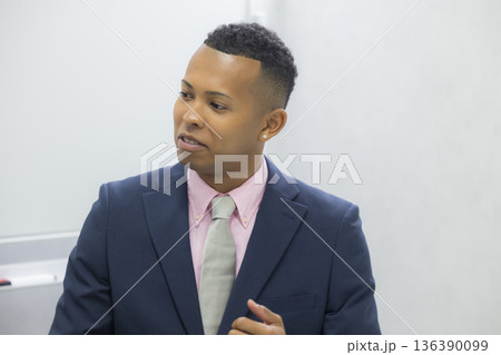 リュックを背負ったスーツを着た男性 136390099