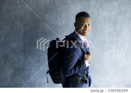 リュックを背負ったスーツを着た男性 136390104