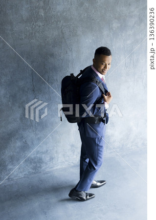 出張するビジネスマン 136390236