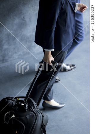 出張するビジネスマン 136390237