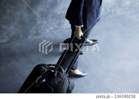 出張するビジネスマン 136390238