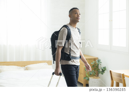 ベッドルームの旅行者 136390285