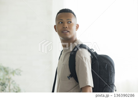 ベッドルームの旅行者 136390286