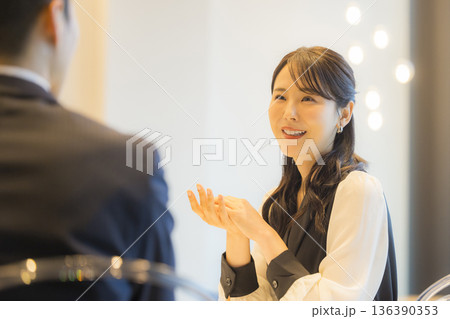 ホテルのレストランのカップル　　　 136390353