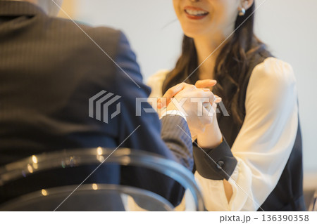 ホテルのレストランのカップル　　　 136390358