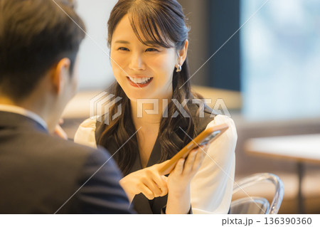 ホテルのレストランのカップル　　　 136390360