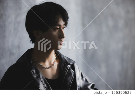 男性のポートレート　　 136390625