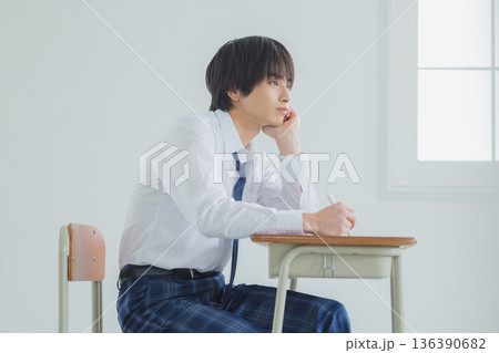 勉強する男子高校生 勉強する男子高校生 136390682