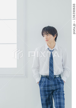 勉強する男子高校生 136390688