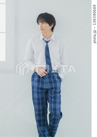 勉強する男子高校生 136390689