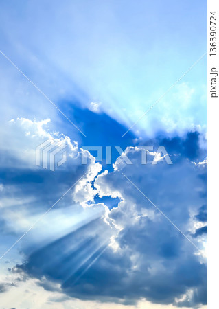 天使の光雲の隙間から見える光の梯子 天使の光雲の隙間から見える光の梯子 136390724