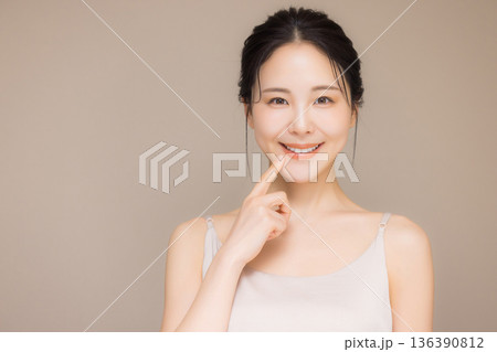 若い女性のビューティイメージ 136390812
