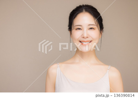 若い女性のビューティイメージ 136390814