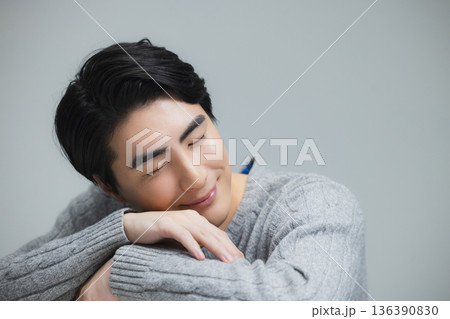 ニットを着た若い男性　　 136390830