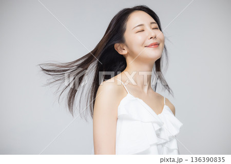 髪を靡かせる若い女性 136390835