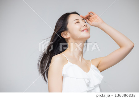 髪を靡かせる若い女性 髪を靡かせる若い女性 136390838