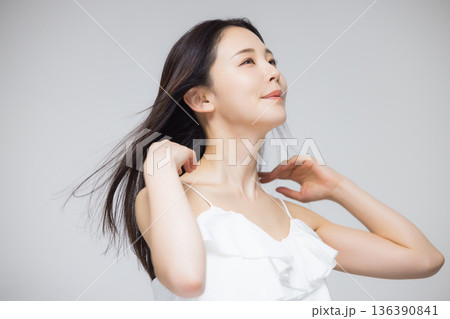 髪を靡かせる若い女性 136390841