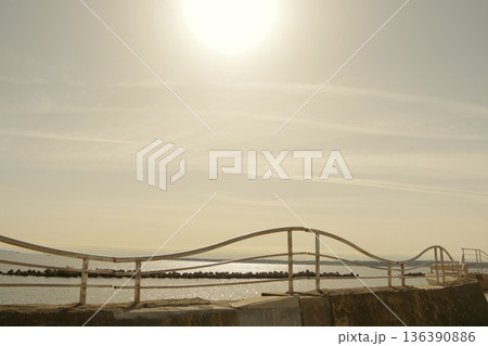 海岸から見た夕日 136390886