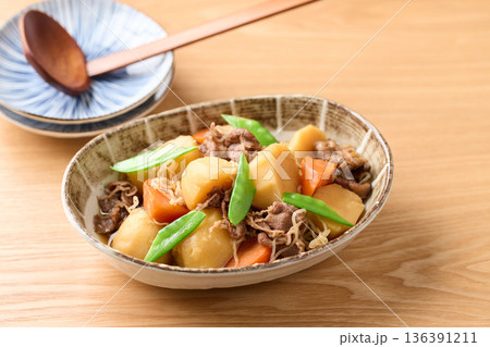 肉じゃが（牛肉使用） 136391211