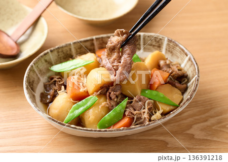 肉じゃが（牛肉使用） 136391218