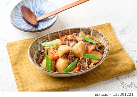 肉じゃが（牛肉使用） 136391221