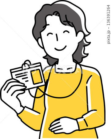 社員証を見せる女性スタッフ 136391264