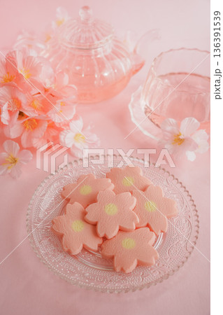 桜の花びらのショコラクッキーで彩る春のテーブルフォト 桜の花びらのショコラクッキーで彩る春のテーブルフォト 136391539