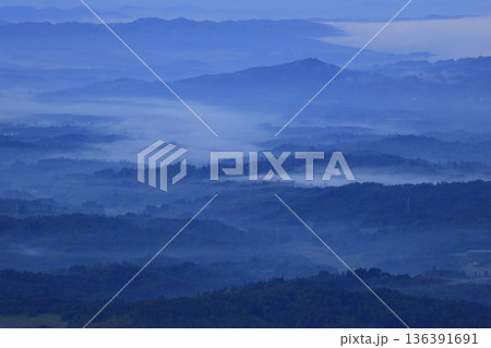 雲海に浮かぶ山々 136391691