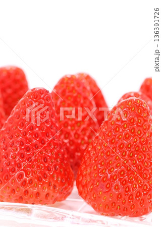 紅ほっぺ イチゴ デザート 明るい背景 紅ほっぺ イチゴ デザート 明るい背景 136391726
