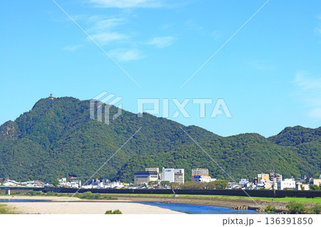 岐阜県岐阜市、長良川と金華山の風景 岐阜県岐阜市、長良川と金華山の風景 136391850