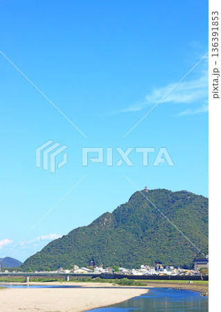 岐阜県岐阜市、長良川と金華山の風景 岐阜県岐阜市、長良川と金華山の風景 136391853
